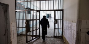 Ηράκλειο: Συνελήφθη εξωτερικός φρουρός στις φυλακές Αλικαρνασσού για ναρκωτικά στον προαύλιο χώρο Ηράκλειο: Συνελήφθη εξωτερικός φρουρός στις φυλακές Αλικαρνασσού για ναρκωτικά στον προαύλιο χώρο