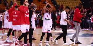 Τα Χριστούγεννα στο «ΣΕΦ» και οι μικροί φίλοι του Ολυμπιακού Τα Χριστούγεννα στο «ΣΕΦ» και οι μικροί φίλοι του Ολυμπιακού