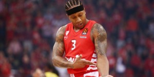 Ολυμπιακός - Φενέρμπαχτσε 79-68: Οι βόμβες Κάναν και ο MVP Βεζένκοβ έκριναν το 1-0 Ολυμπιακός - Φενέρμπαχτσε 79-68: Οι βόμβες Κάναν και ο MVP Βεζένκοβ έκριναν το 1-0