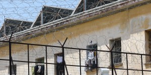 Φονική συμπλοκή στις φυλακές Λάρισας: 29χρονος μαχαίρωσε θανάσιμα 41χρονο Τούρκο κρατούμενο Φονική συμπλοκή στις φυλακές Λάρισας: 29χρονος μαχαίρωσε θανάσιμα 41χρονο Τούρκο κρατούμενο