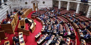 Στη Βουλή το πόρισμα για τα Τέμπη: Παρεμβάσεις αρχηγών, απών ο Μητσοτάκης Στη Βουλή το πόρισμα για τα Τέμπη: Παρεμβάσεις αρχηγών, απών ο Μητσοτάκης