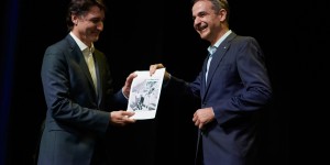 Το δώρο - έκπληξη - Μητσοτάκη σε Τριντό και η αναφορά στον «διχαστικό διάλογο» Το δώρο - έκπληξη - Μητσοτάκη σε Τριντό και η αναφορά στον «διχαστικό διάλογο»