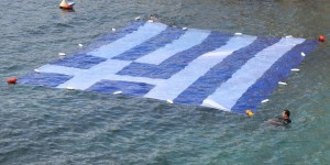 25η Μαρτίου: Στη θάλασσα του Πειραιά τεράστια ελληνική σημαία 25η Μαρτίου: Στη θάλασσα του Πειραιά τεράστια ελληνική σημαία