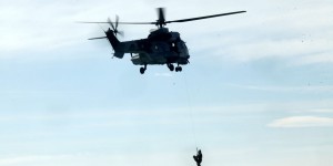 Ρόδος: Καρέ - καρέ η αεροδιακομιδή τραυματία με Super Puma από κρουαζιερόπλοιο Ρόδος: Καρέ - καρέ η αεροδιακομιδή τραυματία με Super Puma από κρουαζιερόπλοιο