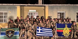 Στη Νέα Πέραμο οι Royal Marines: Συνεκπαίδευση με Έλληνες κομάντο Στη Νέα Πέραμο οι Royal Marines: Συνεκπαίδευση με Έλληνες κομάντο