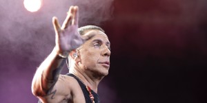 Κύπρος: «Ρε ξεφτίλες, δεν σέβεστε τους ανθρώπους που είναι εδώ;» - Οργή Μαζωνάκη, διέκοψε συναυλία Κύπρος: «Ρε ξεφτίλες, δεν σέβεστε τους ανθρώπους που είναι εδώ;» - Οργή Μαζωνάκη, διέκοψε συναυλία