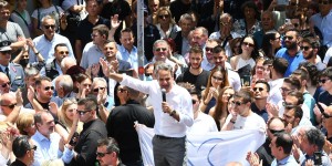 Mητσοτάκης στους 17άρηδες: «Ελάτε να ψηφίσετε, πρώτα κάλπη και μετά παραλία» Mητσοτάκης στους 17άρηδες: «Ελάτε να ψηφίσετε, πρώτα κάλπη και μετά παραλία»