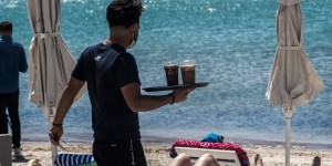 Εκτινάχτηκαν οι δηλωμένες υπερωρίες - Έκρηξη 1.105% τον Απρίλιο στον τουρισμό Εκτινάχτηκαν οι δηλωμένες υπερωρίες - Έκρηξη 1.105% τον Απρίλιο στον τουρισμό