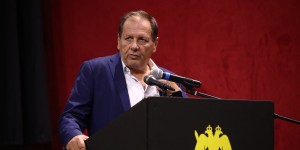 Αγγελόπουλος: «Δεν με ενδιαφέρουν τα χρήματα, είχα πρόταση να πουλήσω την ΑΕΚ» Αγγελόπουλος: «Δεν με ενδιαφέρουν τα χρήματα, είχα πρόταση να πουλήσω την ΑΕΚ»