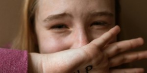 Φρίκη στον Αλμυρό: Προφυλακίστηκε 43χρονος για τον βιασμό της 11χρονης θετής κόρης του Φρίκη στον Αλμυρό: Προφυλακίστηκε 43χρονος για τον βιασμό της 11χρονης θετής κόρης του