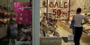 Θερινές εκπτώσεις: Ανοιχτά την Κυριακή τα μαγαζιά - Τι να προσέξουν οι καταναλωτές Θερινές εκπτώσεις: Ανοιχτά την Κυριακή τα μαγαζιά - Τι να προσέξουν οι καταναλωτές