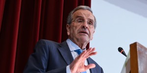 Παρέμβαση Σαμαρά για τη Μονή Σινά με πυρά στην κυβέρνηση: «Τρέχουμε διαρκώς πίσω από τις εξελίξεις» Παρέμβαση Σαμαρά για τη Μονή Σινά με πυρά στην κυβέρνηση: «Τρέχουμε διαρκώς πίσω από τις εξελίξεις»