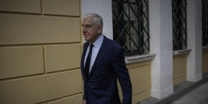 Ομόφωνα αθώος λόγω αμφιβολιών ο Γιάννος Παπαντωνίου για τα εξοπλιστικά - «Δικαίωση των αγώνων μου» Ομόφωνα αθώος λόγω αμφιβολιών ο Γιάννος Παπαντωνίου για τα εξοπλιστικά - «Δικαίωση των αγώνων μου»