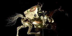 Αποκαλύφθηκε η μυστηριώδης αναβάτρια με το «μεταλλικό» άλογο στους Ολυμπιακούς Αγώνες Αποκαλύφθηκε η μυστηριώδης αναβάτρια με το «μεταλλικό» άλογο στους Ολυμπιακούς Αγώνες