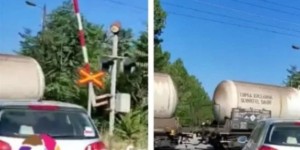 Θεσσαλονίκη: Τρένο περνά με ανεβασμένες μπάρες μπροστά από αυτοκίνητα - Από το σημείο περνούν παιδιά Θεσσαλονίκη: Τρένο περνά με ανεβασμένες μπάρες μπροστά από αυτοκίνητα - Από το σημείο περνούν παιδιά