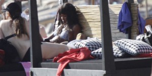 Ναόμι Κάμπελ: Παρτάρει σε κλαμπ της Μυκόνου – Ποιος είναι ο τυχερός dj που φίλησε στο στόμα; Ναόμι Κάμπελ: Παρτάρει σε κλαμπ της Μυκόνου – Ποιος είναι ο τυχερός dj που φίλησε στο στόμα;