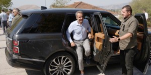 Στη Θεσσαλία ο Κυριάκος Μητσοτάκης - Επίσκεψη στο νέο γραφείο Κτηματογράφησης στη Λάρισα Στη Θεσσαλία ο Κυριάκος Μητσοτάκης - Επίσκεψη στο νέο γραφείο Κτηματογράφησης στη Λάρισα