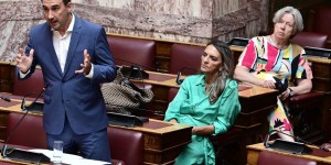 Βουλή: Στα έδρανα της Νέας Αριστεράς η Αθηνά Λινού - Δείτε φωτογραφίες Βουλή: Στα έδρανα της Νέας Αριστεράς η Αθηνά Λινού - Δείτε φωτογραφίες