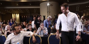 Επεισόδιο στη Βουλή: Δεν επέτρεψαν σε υπάλληλο της Κ.Ο. του ΣΥΡΙΖΑ να μπει στο γραφείο του Παππά Επεισόδιο στη Βουλή: Δεν επέτρεψαν σε υπάλληλο της Κ.Ο. του ΣΥΡΙΖΑ να μπει στο γραφείο του Παππά