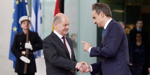 «Καρφιά» Μητσοτάκη σε Γερμανία: «Δεν μπορεί να είναι ανεκτή η μονομερής κατάργηση του Σένγκεν» «Καρφιά» Μητσοτάκη σε Γερμανία: «Δεν μπορεί να είναι ανεκτή η μονομερής κατάργηση του Σένγκεν»