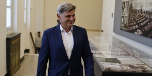 Νίκος Φαραντούρης στο Attica TV: Σκέφτομαι να είμαι υποψήφιος για πρόεδρος στον ΣΥΡΙΖΑ Νίκος Φαραντούρης στο Attica TV: Σκέφτομαι να είμαι υποψήφιος για πρόεδρος στον ΣΥΡΙΖΑ