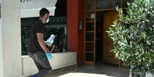 Νέα Σμύρνη: Ομολόγησε η αδελφή του 46χρονου - «Μου ζήτησε νερό, τσακωθήκαμε και τον χτύπησα» Νέα Σμύρνη: Ομολόγησε η αδελφή του 46χρονου - «Μου ζήτησε νερό, τσακωθήκαμε και τον χτύπησα»