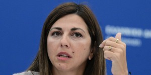 Μήνυμα Ζαχαράκη στους υποψηφίους για τις Πανελλήνιες: «Μπείτε στο εξεταστικό κέντρο με σιγουριά» Μήνυμα Ζαχαράκη στους υποψηφίους για τις Πανελλήνιες: «Μπείτε στο εξεταστικό κέντρο με σιγουριά»