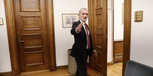 Διαγραφή Σαλμά: Έμεινε δυο λεπτά στην Επιτροπή Δεοντολογίας - Δεν παραδίδει την έδρα Διαγραφή Σαλμά: Έμεινε δυο λεπτά στην Επιτροπή Δεοντολογίας - Δεν παραδίδει την έδρα