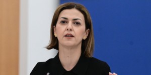 Αγαπηδάκη για την ασθενή στο «Αλεξάνδρα»: «Η ΕΔΕ θα ολοκληρωθεί γρήγορα, θα καταλογιστούν ευθύνες» Αγαπηδάκη για την ασθενή στο «Αλεξάνδρα»: «Η ΕΔΕ θα ολοκληρωθεί γρήγορα, θα καταλογιστούν ευθύνες»