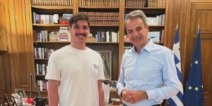 Στο Μαξίμου ο Εύζωνας που συγκίνησε: «Αυτή είναι η Ελλάδα που θέλουμε», το μήνυμα Μητσοτάκη Στο Μαξίμου ο Εύζωνας που συγκίνησε: «Αυτή είναι η Ελλάδα που θέλουμε», το μήνυμα Μητσοτάκη