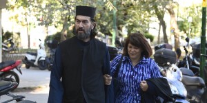 Εξελίξεις στη δίκη του πατέρα Αντώνιου: «Μας έδωσαν χρήματα για να πάρουμε πίσω την καταγγελία» Εξελίξεις στη δίκη του πατέρα Αντώνιου: «Μας έδωσαν χρήματα για να πάρουμε πίσω την καταγγελία»