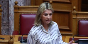 Χειροπέδες σε γνωστό δημοσιογράφο στον Βόλο - Φέρεται να εκβίαζε τη Ζέττα Μακρή Χειροπέδες σε γνωστό δημοσιογράφο στον Βόλο - Φέρεται να εκβίαζε τη Ζέττα Μακρή