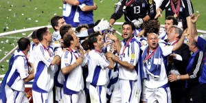 Ελλάδα - Αγγλία: Βρούτσης και Γκαγκάτσης θα βραβεύσουν τους Legends 2004 πριν την σέντρα του αγώνα Ελλάδα - Αγγλία: Βρούτσης και Γκαγκάτσης θα βραβεύσουν τους Legends 2004 πριν την σέντρα του αγώνα