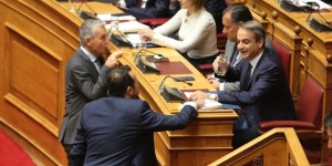 Βουλή: «Δώρο» με αφιέρωση του Νίκου Παππά στον Κυριάκο Μητσοτάκη Βουλή: «Δώρο» με αφιέρωση του Νίκου Παππά στον Κυριάκο Μητσοτάκη