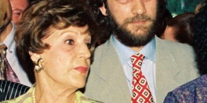 Μάκης Δελαπόρτας: «Η Ρένα Βλαχοπούλου είχε δυο πλυντήρια πάνω στα οποία είχε μια σκάφη και έπλενε» Μάκης Δελαπόρτας: «Η Ρένα Βλαχοπούλου είχε δυο πλυντήρια πάνω στα οποία είχε μια σκάφη και έπλενε»