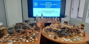 Άλιμος: Αρχαιολογικός θησαυρός 172 αντικειμένων σε 3 σπίτια - Δύο συλλήψεις Άλιμος: Αρχαιολογικός θησαυρός 172 αντικειμένων σε 3 σπίτια - Δύο συλλήψεις
