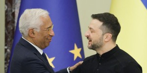 Περισσότερα όπλα και εγγυήσεις ασφαλείας από το ΝΑΤΟ ζήτησε ο Ζελένσκι Περισσότερα όπλα και εγγυήσεις ασφαλείας από το ΝΑΤΟ ζήτησε ο Ζελένσκι
