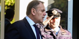 ΚΥΣΕΑ: «Παγώνουν» οι αποφάσεις για χορήγηση ασύλου σε Σύρους πρόσφυγες ΚΥΣΕΑ: «Παγώνουν» οι αποφάσεις για χορήγηση ασύλου σε Σύρους πρόσφυγες
