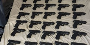 Τουρκική μαφία στην Ελλάδα: Οι 8 συλλήψεις και τα 48 πιστόλια έτοιμα για χρήση με σιγαστήρα Τουρκική μαφία στην Ελλάδα: Οι 8 συλλήψεις και τα 48 πιστόλια έτοιμα για χρήση με σιγαστήρα