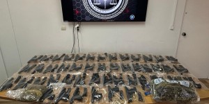 Μεγάλη επιχείρηση για την εξάρθρωση της τουρκικής μαφίας: Βρέθηκε ολόκληρο οπλοστάσιο - 8 συλλήψεις Μεγάλη επιχείρηση για την εξάρθρωση της τουρκικής μαφίας: Βρέθηκε ολόκληρο οπλοστάσιο - 8 συλλήψεις