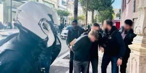 Ανώπολη: Δίωξη για ανθρωποκτονία στον 33χρονο - Διαμαρτυρόταν ότι τον... πονούσαν οι χειροπέδες Ανώπολη: Δίωξη για ανθρωποκτονία στον 33χρονο - Διαμαρτυρόταν ότι τον... πονούσαν οι χειροπέδες