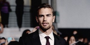 Συγκλονίζει ο Theo James για τον Έλληνα παππού του: «Δραπέτευσε όταν εισέβαλαν οι Ναζί» Συγκλονίζει ο Theo James για τον Έλληνα παππού του: «Δραπέτευσε όταν εισέβαλαν οι Ναζί»