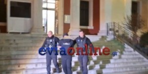 Πατροκτονία στην Εύβοια: «Δεν τον σκότωσα εγώ» υποστήριξε ο 29χρονος στην απολογία του Πατροκτονία στην Εύβοια: «Δεν τον σκότωσα εγώ» υποστήριξε ο 29χρονος στην απολογία του