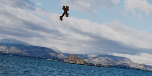 Θεοφάνεια: Ιερέας, άσσος στο... σημάδι, έγινε viral - Πέτυχε τον πιστό στο κεφάλι με τον Σταυρό Θεοφάνεια: Ιερέας, άσσος στο... σημάδι, έγινε viral - Πέτυχε τον πιστό στο κεφάλι με τον Σταυρό