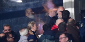 Απρόκλητη επίθεση οπαδών στο μπουθ της διοίκησης του Ολυμπιακού - Πυροσβεστική παρέμβαση Κωστούλα Απρόκλητη επίθεση οπαδών στο μπουθ της διοίκησης του Ολυμπιακού - Πυροσβεστική παρέμβαση Κωστούλα