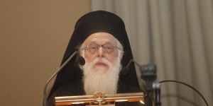 Στον Αρχιεπίσκοπο Αλβανίας Αναστάσιο μέλη της Ιεράς Συνόδου Στον Αρχιεπίσκοπο Αλβανίας Αναστάσιο μέλη της Ιεράς Συνόδου