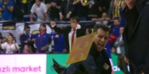 Φενέρ – Εφές: Πανηγύρισε με γροθιές ο Αταμάν - Πέταξε το πινακάκι εκνευρισμένος ο Ιτούδης Φενέρ – Εφές: Πανηγύρισε με γροθιές ο Αταμάν - Πέταξε το πινακάκι εκνευρισμένος ο Ιτούδης