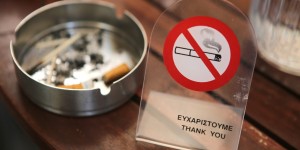 Πρόταση «βόμβα»: Μειωμένος φόρος για να κόψουμε το τσιγάρο Πρόταση «βόμβα»: Μειωμένος φόρος για να κόψουμε το τσιγάρο