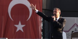 Τουρκία: Αντιπολίτευση με όρους ποδοσφαίρου - Κόκκινη κάρτα στον Ερντογάν από τον Κεμαλιστή Οζέλ Τουρκία: Αντιπολίτευση με όρους ποδοσφαίρου - Κόκκινη κάρτα στον Ερντογάν από τον Κεμαλιστή Οζέλ