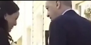 Για όνομα του... Αλλάχ: Βουλευτής φιλά το χέρι του Ερντογάν και παίρνει «μπαξίσι» 200 λίρες Για όνομα του... Αλλάχ: Βουλευτής φιλά το χέρι του Ερντογάν και παίρνει «μπαξίσι» 200 λίρες